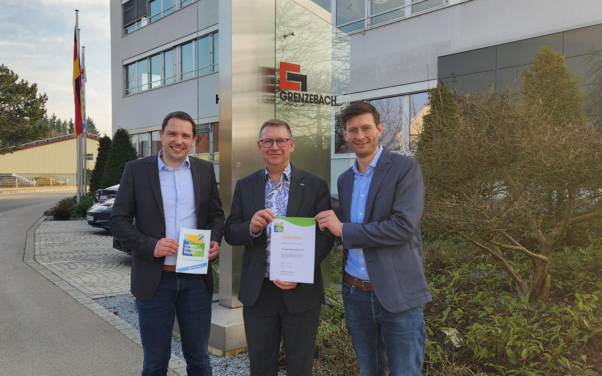 Rössner personally congratulated Ückert and Kornreiter of the Grenzebach Group on receiving the Bavarian Climate and Environmental Pact award