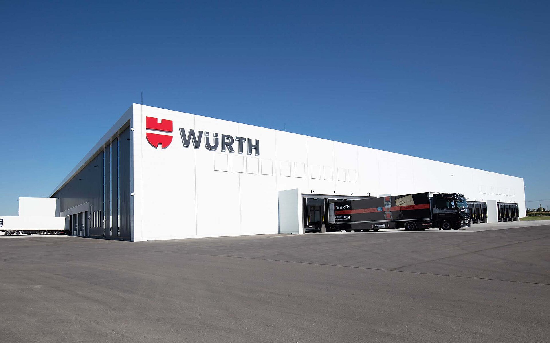 Goods for Würth subsidiaries and shipments to customers throughout Europe are handled at the logistics center of the Adolf Würth GmbH & Co. KG in Kupferzell in the Hohenlohe district in Ba-den-Württemberg. © Würth GmbH & Co. KG