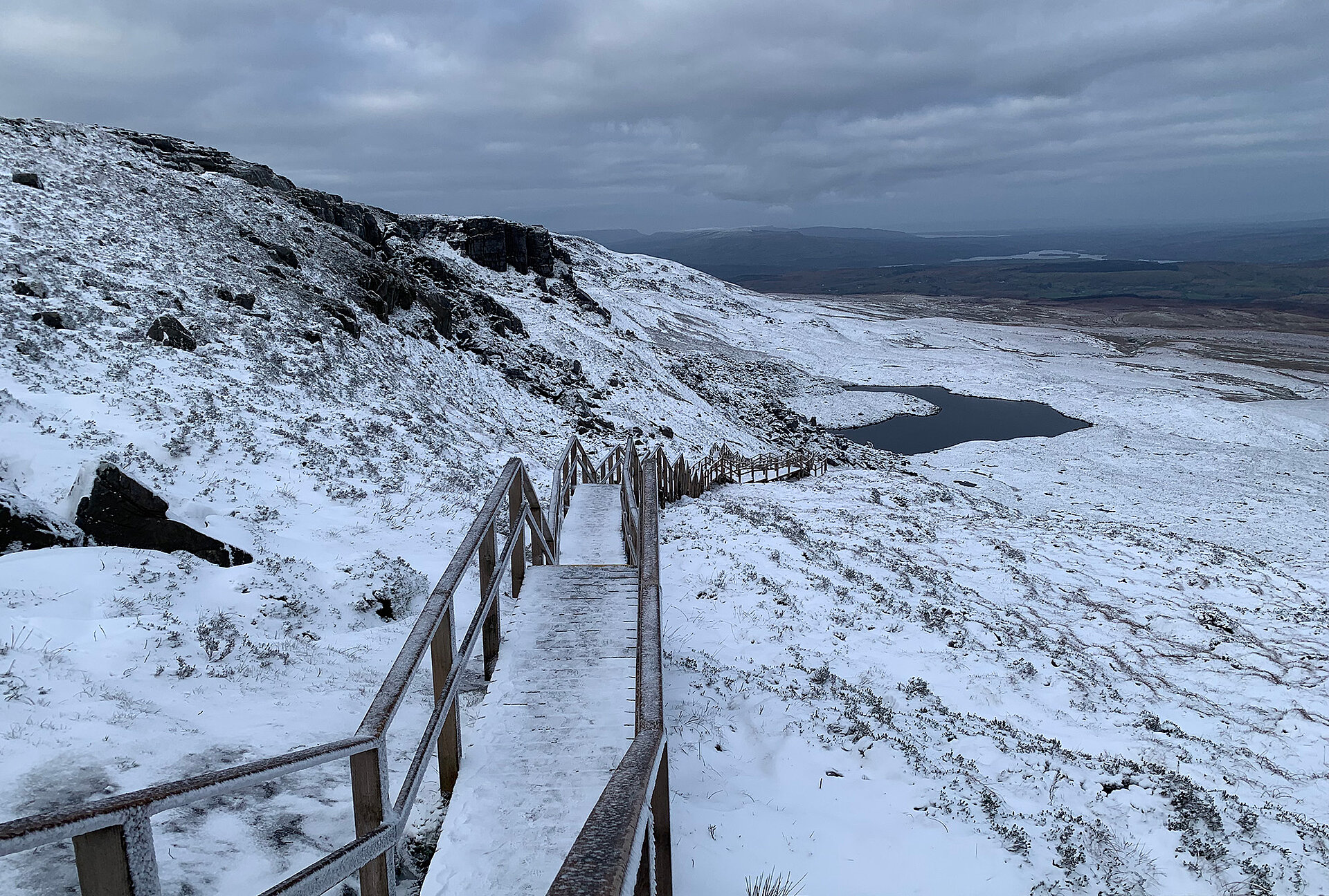 There is only litte snow in Ireland in winter.