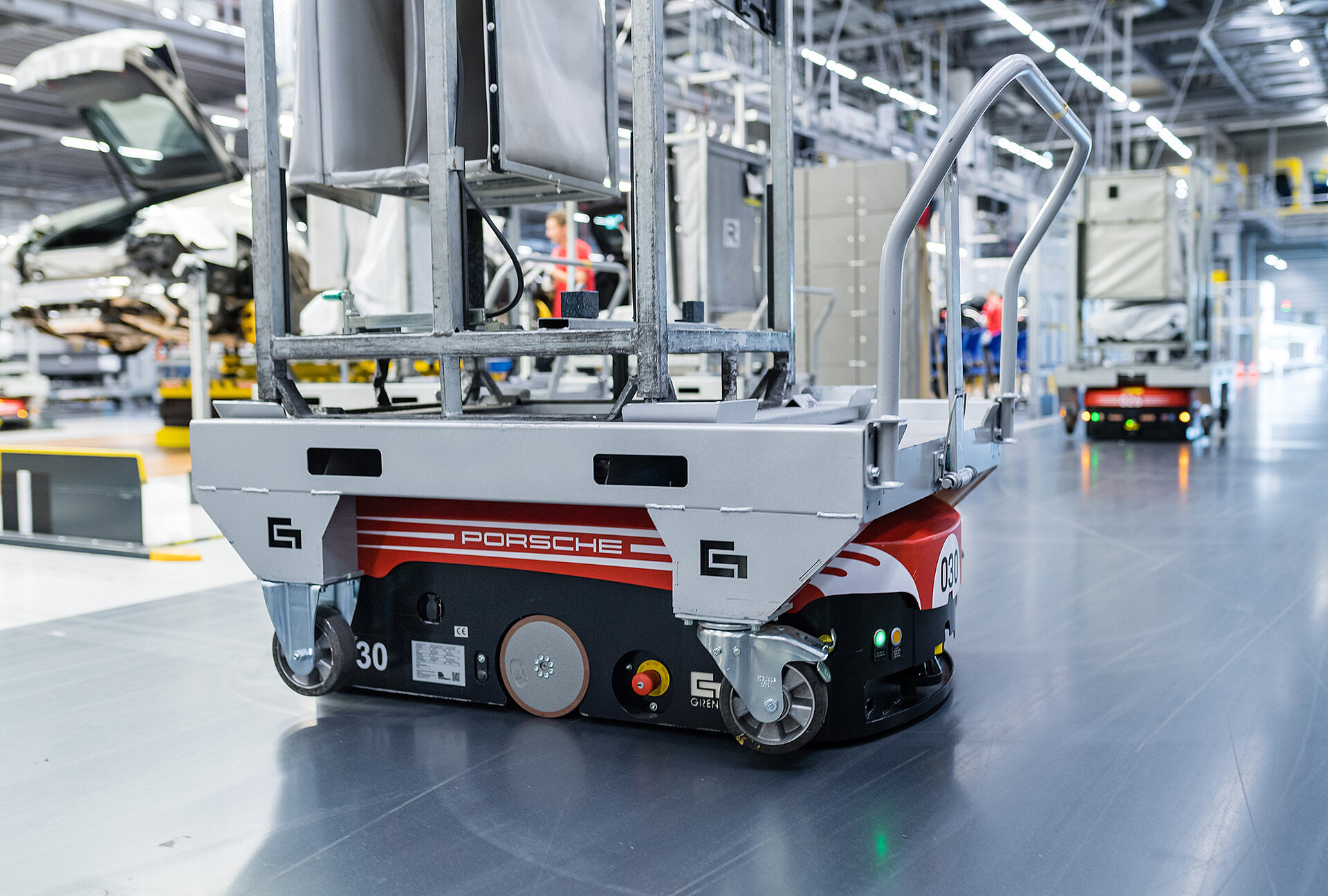 Automated guided vehicle L1200S with goods carrier 