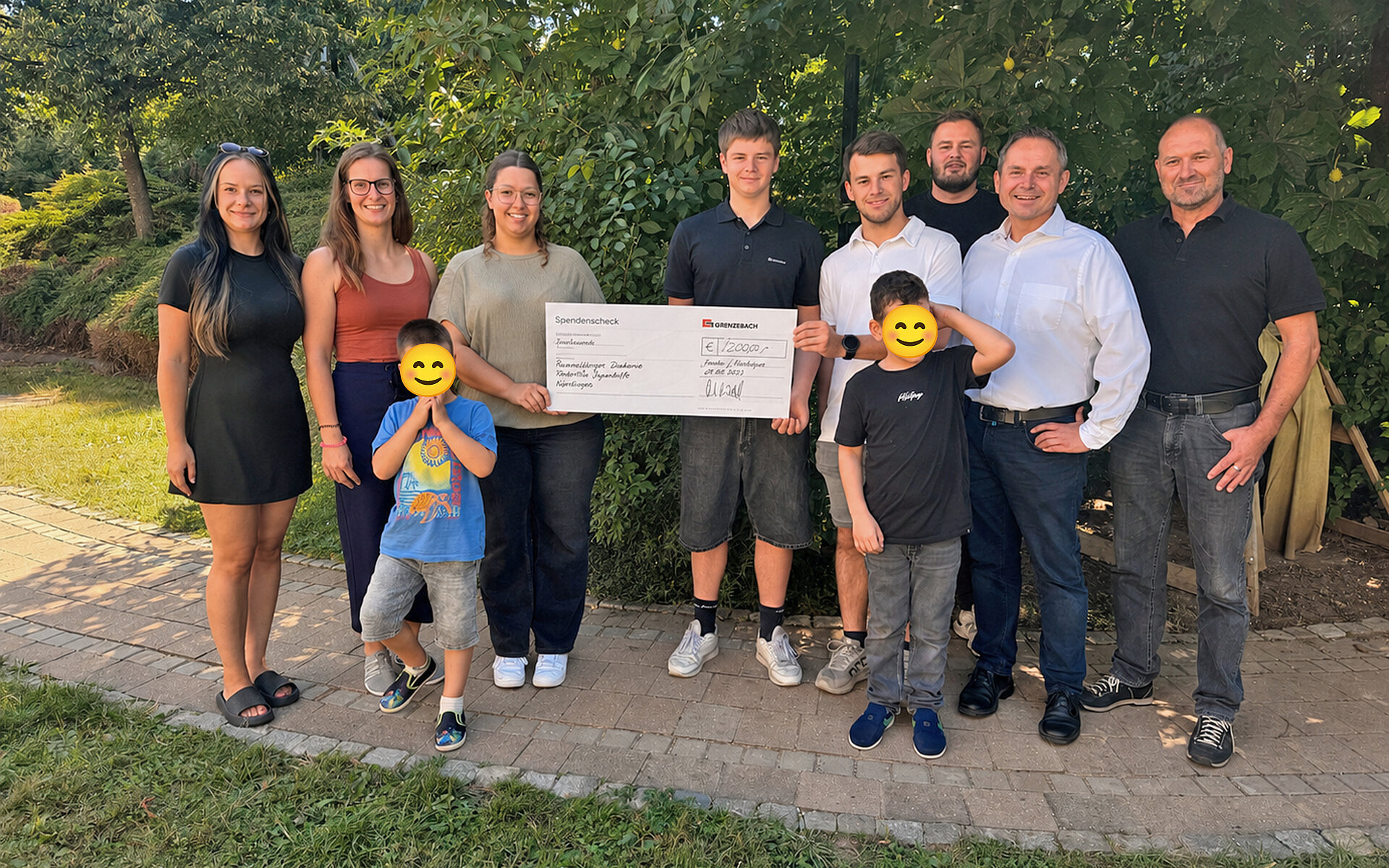 Die Auszubildenden der Grenzebach Gruppe übergaben gemeinsam mit Vertreterinnen und Vertretern der Rummelsberger Kinder-, Jugend- und Familienhilfe die Spende in Höhe von 2.000 Euro.